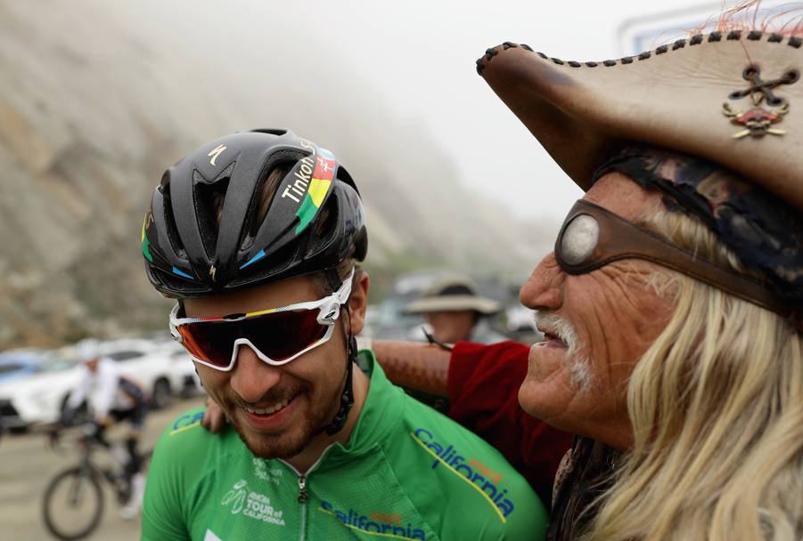 Amgen Tour of California. Un tifoso vestito da pirata abbraccia il ciclista Peter Sagan prima della partenza. California. (Afp)